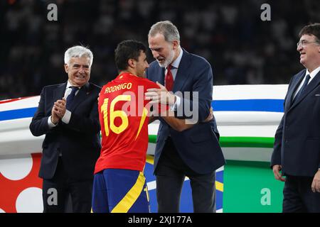 (L-R) Rodri, Felipe vi (ESP), 14 LUGLIO 2024 - calcio: Rodri abbraccia Felipe vi dopo aver vinto la finale del Campionato europeo UEFA Germania 2024 tra Spagna 2-1 Inghilterra all'Olympiastadion di Berlino, Germania. (Foto di Mutsu Kawamori/AFLO) Foto Stock