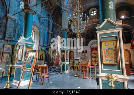 Batumi, Georgia - 16 luglio 2024: L'interno della Chiesa di San Nicola è una chiesa greca costruita nel 1865 a Batumi, Georgia. Foto Stock