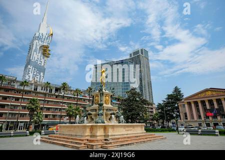 Batumi, Georgia - 16 luglio 2024: Neptune Fountain sulla piazza del teatro a Batumi, Georgia. Foto Stock