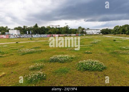 Il Pionierpark nel quartiere Raderberg di Colonia, Germania. Il parco è una soluzione provvisoria. Il Parkstadt Sued sarà costruito qui in futuro su una Foto Stock