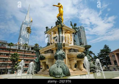 Batumi, Georgia - 16 luglio 2024: Neptune Fountain sulla piazza del teatro a Batumi, Georgia. Foto Stock