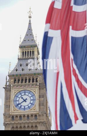 Westminster, Londra, Regno Unito. 16 luglio 2024 le bandiere Union Jack sono in Piazza del Parlamento, prima dell'apertura statale del Parlamento mercoledì da parte di re Carlo III il 17 luglio. Il nuovo governo laburista introdurrà il suo programma legislativo nel discorso del re che delinea nuove leggi per dare priorità alla crescita economica credito: Amer Ghazzal/Alamy Live News Foto Stock