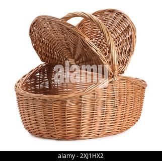 Un cestino da picnic in vimini con coperchi isolati di colore bianco Foto Stock