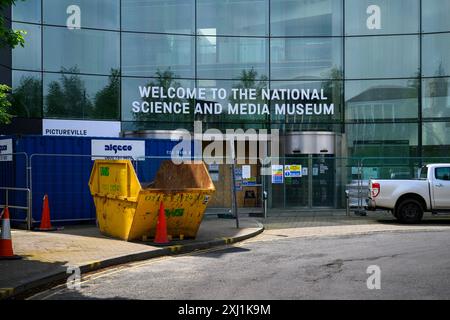 Esterno della galleria Science & Media Museum (facciata vetrata, in fase di ristrutturazione e riqualificazione, chiuso) - Bradford City Center, West Yorkshire, Inghilterra Regno Unito. Foto Stock