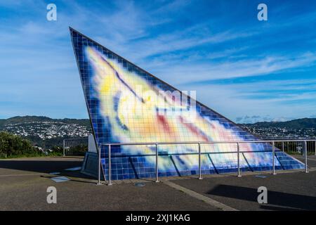 Memorial to Richard Byrd, Polar explorer, 1962, Mount Victoria, Wellington, nuova Zelanda, piastrelle in ceramica raffiguranti aurora australis di Doreen Blumhardt Foto Stock