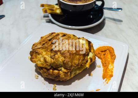 Scone al formaggio al burro con salsa al peperoncino e una tazza di caffè, Wellington, nuova Zelanda Foto Stock