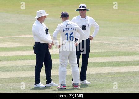 Arbitri Pollard e Saggers in conversazione con il capitano dei Durham Scott Borthwick durante Essex CCC vs Durham CCC, Vitality County Championship Division Foto Stock