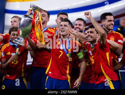 Berlino, Olympiastadion, 14.07.2024: La spagna Alvaro Morata celebra la vittoria del trofeo alla cerimonia di premiazione con la spagnola Lamine Yamal (L) Foto Stock