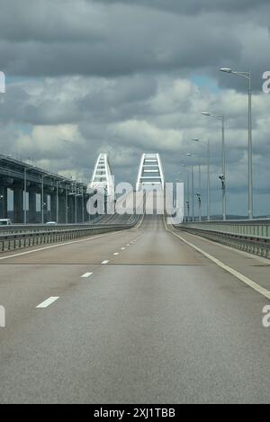 Un frammento del ponte di Crimea attraverso lo stretto di Kerch sotto un cielo tempestoso, la Crimea Foto Stock