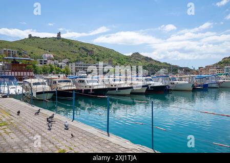 BALAKLAVA, CRIMEA - 16 MAGGIO 2024: Argine nella baia di Balaklava, Crimea Foto Stock