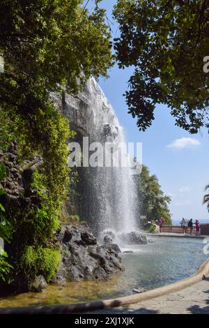 Cascata artificiale sulla collina del castello, Parc de la colline du Château, Nizza, Francia meridionale, 2019. Crediti: Vuk Valcic / Alamy Foto Stock