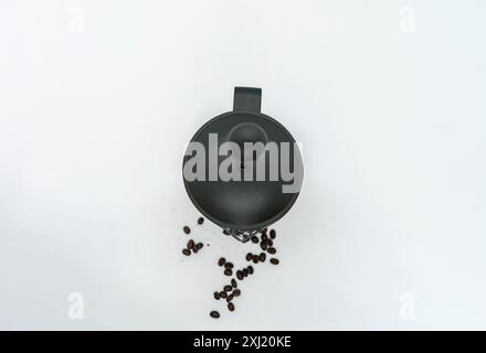 Preparazione di un caffè con uno stantuffo French Press, chicchi di caffè neri, sfondo bianco isolato Foto Stock