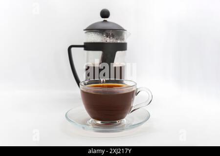 Preparazione di un caffè con uno stantuffo French Press, chicchi di caffè neri, sfondo bianco isolato Foto Stock