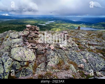 Cairns di pietra arenaria rossa sulla cima di Rundemellen 1344 m, la cima arrotondata più distintiva nel distretto di Valdres di Oppland, nella Norvegia centrale Foto Stock