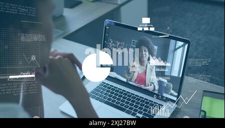 Immagine di icone, grafici, mappa e linguaggio informatico, colleghi diversi che condividono idee durante una chiamata a immagini. Composito digitale, esposizione multipla, calcolo cloud Foto Stock