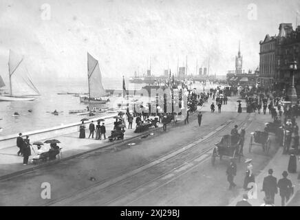 Loch Promenade, Douglas, Isola di Man. Folle di persone, linee di tram e carrozze trainate da cavalli. Questa fotografia proviene da un originale edoardiano, intorno al 1910. L'originale faceva parte di un album di 150 fotografie di albume, di qualità variabile, molte delle quali ho fotografato. La collezione includeva immagini provenienti in particolare dall'Isola di Man e dalla contea inglese, Devonshire. Le annotazioni sono state incluse nell'album ma, sfortunatamente, non c'erano date specifiche. Le foto originali erano, in media, 6x4 Foto Stock