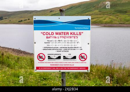 Un avvertimento nessun cartello per il bagno a Scar House Reservoir, North Yorkshire Foto Stock