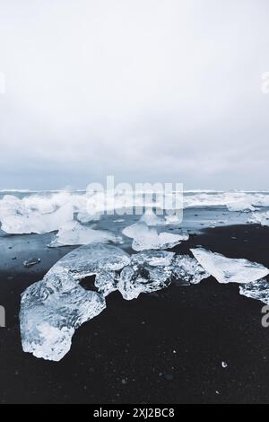 Diamond Beach in Islanda in una mattinata nuvolosa Foto Stock