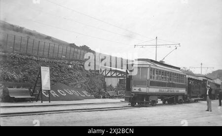 Un tram elettrico gestito dalla Douglas and Laxey Electric Tramway, nella stazione dei tram di Groudle, Isola di Man. Questa fotografia proviene da un originale edoardiano, intorno al 1910. L'originale faceva parte di un album di 150 fotografie di albume, di qualità variabile, molte delle quali ho fotografato. La collezione includeva immagini provenienti in particolare dall'Isola di Man e dalla contea inglese, Devonshire. Le annotazioni sono state incluse nell'album ma, sfortunatamente, non c'erano date specifiche. Le foto originali erano in media 6 x 4 ½ pollici. Foto Stock