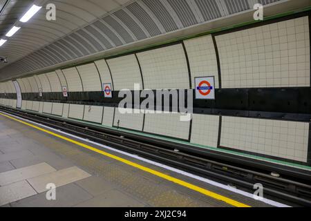 Piattaforma vuota della stazione della metropolitana di Understand, piattaforma della stazione della metropolitana di Wanstead, linea centrale Foto Stock