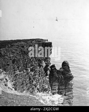 Pan di zucchero Rock, Port St. Mary, Isola di Man. Una prima visione fotografica di questa iconica roccia. Questa fotografia proviene da un originale edoardiano, intorno al 1910. L'originale faceva parte di un album di 150 fotografie di albume, di qualità variabile, molte delle quali ho fotografato. La collezione includeva immagini provenienti in particolare dall'Isola di Man e dalla contea inglese, Devonshire. Le annotazioni sono state incluse nell'album ma, sfortunatamente, non c'erano date specifiche. Le foto originali erano in media 6 x 4 ½ pollici. Foto Stock