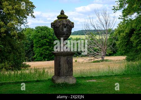 Stone Urn a Hinton Ampner Hampshire, Inghilterra, che si affaccia sul sito della battaglia di Cheriton Foto Stock