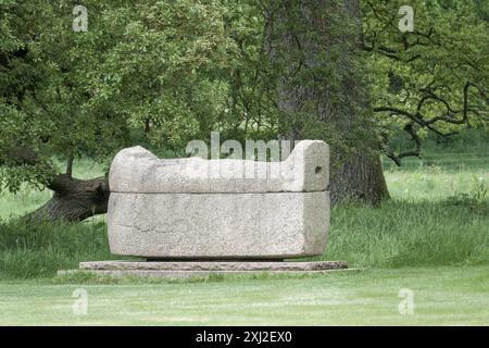 Sarcofago egiziano a Kingston Lacy Park Dorset, Inghilterra, fatto di granito rosso di Assuan con figura scolpita di una mummia ricoperta di geroglifici Foto Stock