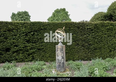 Meridiana a sfera armillare su una balaustra di pietra a Kingston Lacy Dorset, Inghilterra Foto Stock