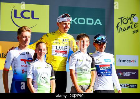 Nimes, Francia. 16 luglio 2024. Il francese Thomas Gachignard di TotalEnergies, lo sloveno Tadej Pogacar dell'UAE Team Emirates e il belga Remco Evenepoel di Soudal Quick-Step nella foto sul podio dopo la 16 tappa della gara ciclistica Tour de France 2024, da Gruissan a Nimes, Francia (188, 6 km), martedì 16 luglio 2024. La 111a edizione del Tour de France inizia sabato 29 giugno e si concluderà a Nizza, in Francia, il 21 luglio. BELGA FOTO DAVID PINTENS credito: Belga News Agency/Alamy Live News Foto Stock