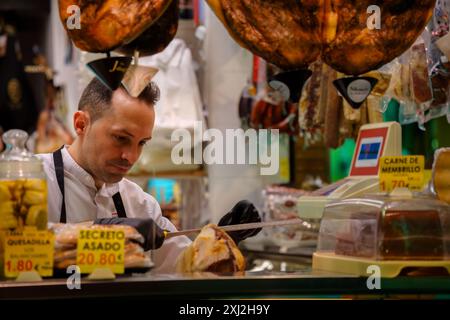 Siviglia, Spagna. 5 febbraio 2024 - macelleria di carne al mercato di triana, siviglia, spagna Foto Stock