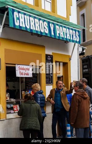 Siviglia, Spagna. 5 febbraio 2024 - Churros Y Patatas churreria Foto Stock