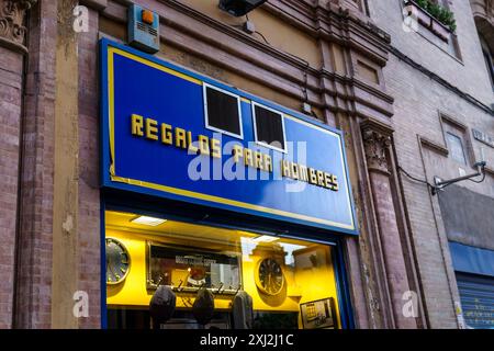 Siviglia, Spagna. 4 febbraio 2024 - insegna del negozio Regalos Para Hombres (regali per uomo) Foto Stock