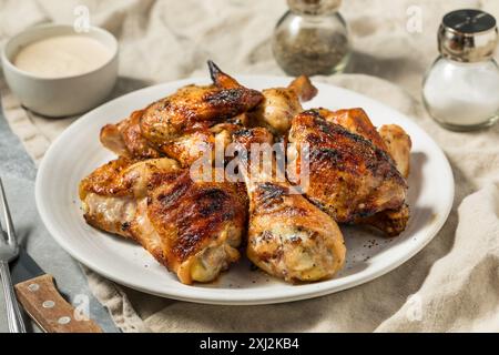 Ali e gambe di pollo alla griglia fatte in casa con salsa bianca dell'Alabama Foto Stock