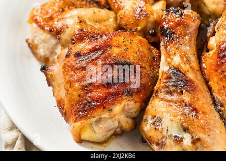 Ali e gambe di pollo alla griglia fatte in casa con salsa bianca dell'Alabama Foto Stock