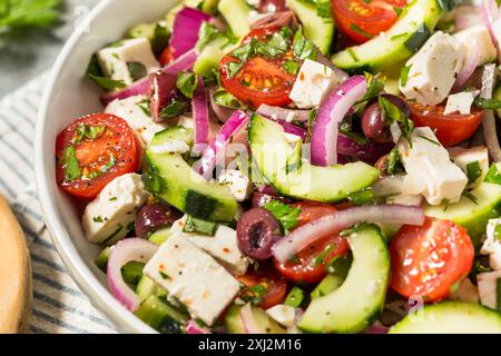 Insalata contadina greca fatta in casa con feta di cetriolo e olive Foto Stock