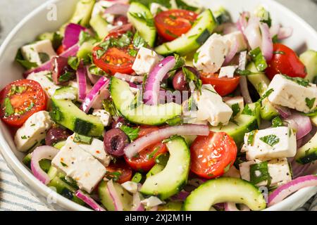 Insalata contadina greca fatta in casa con feta di cetriolo e olive Foto Stock