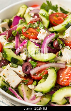 Insalata contadina greca fatta in casa con feta di cetriolo e olive Foto Stock