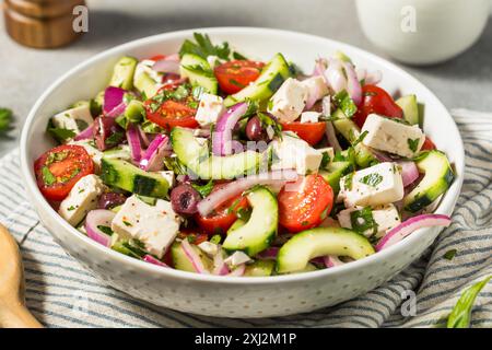 Insalata contadina greca fatta in casa con feta di cetriolo e olive Foto Stock