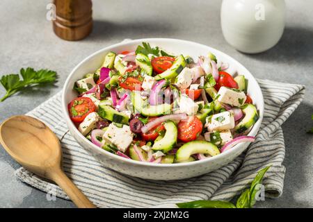 Insalata contadina greca fatta in casa con feta di cetriolo e olive Foto Stock