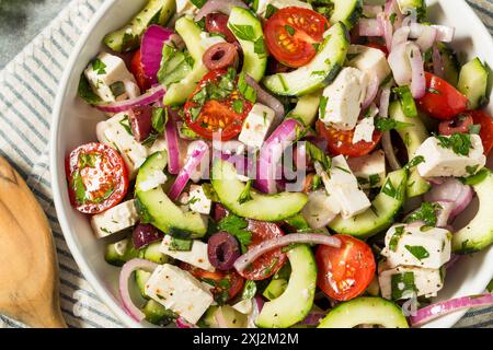 Insalata contadina greca fatta in casa con feta di cetriolo e olive Foto Stock