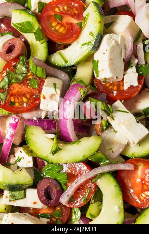 Insalata contadina greca fatta in casa con feta di cetriolo e olive Foto Stock