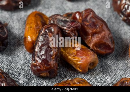 Datteri di Medjool Arabo biologico crudi pronti da mangiare Foto Stock