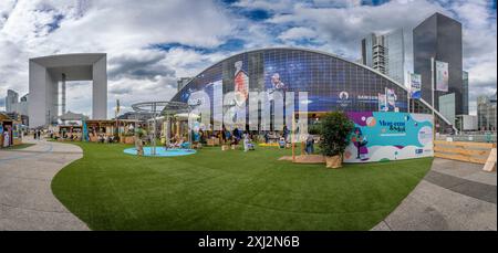 La Defense Parigi, Francia - 07 11 2024: Quartiere la Defense. Vista panoramica del Garden Parvis e del quartiere delle torri dalla piazza Foto Stock