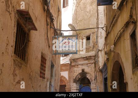 Un bel segno per un dentista in arabo appeso nella Medina di Essaouira, Marocco. Foto Stock