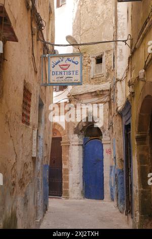 Un bel segno per un dentista in arabo appeso nella Medina di Essaouira, Marocco. Foto Stock