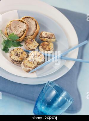 Maiale in crosta di pasta e funghi con senape Foto Stock