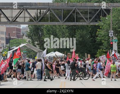 Milwaukee, Wisconsin, Stati Uniti. 15 luglio 2024. I manifestanti marciano verso nord su Water Street oltrepassano un punto di controllo di sicurezza. La Coalizione che marciò sulla RNC si riunì nel Red Arrow Park nel centro di Milwaukee. I manifestanti hanno presentato vari segnali contrari al razzismo e alla scelta di Trump per le elezioni. Diversi oratori si sono schierati contro i valori repubblicani durante una conferenza stampa che ha descritto la loro opposizione. (Credit Image: © Pat A. Robinson/ZUMA Press Wire) SOLO PER USO EDITORIALE! Non per USO commerciale! Foto Stock