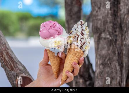 I coni del gelato si sciolgono nel caldo estivo. Foto Stock