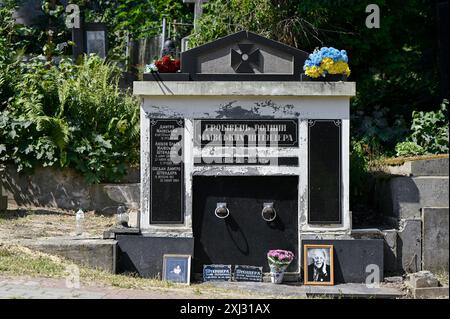 LEOPOLI, UCRAINA - 13 LUGLIO 2024 - la tomba della famiglia Maivski-Shtendery si trova nel cimitero di Lychakiv, dove sono state sepolte le ceneri di sotnyk dell'esercito insurrezionale ucraino (UPA) Evhen Shtendera, morto in Canada il 23 agosto 2022, Leopoli, Ucraina occidentale. Foto Stock