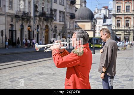 LEOPOLI, UCRAINA - 13 LUGLIO 2024 - Un musicista suona la tromba mentre le ceneri di sotnyk dell'esercito insurrezionale ucraino (UPA) Evhen Shtendera, morto in Canada il 23 agosto 2022, devono essere sepolte a Leopoli, Ucraina occidentale. Foto Stock